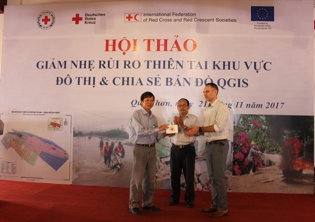 Official handing over of QGIS maps and methodology to Mr Phan Xuan Hai- Chief of office of Binh Dinh CNDPC & SC . Mr Phan will hold additional trainings to replicate QGIS methodology to 11 remaining districts of Binh Dinh Province with the purpose of developing a DRR map of the whole Binh Dinh province by end 2018.