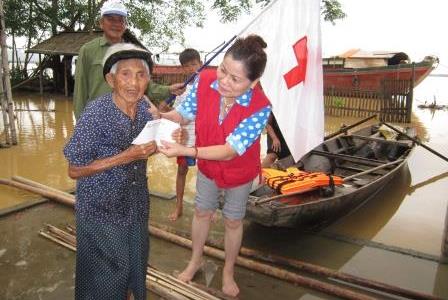 Reaching affected people by boat by VNRC staff in Nghe An province