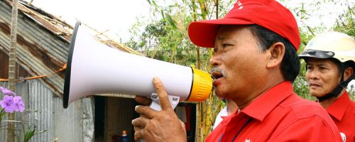 9 November 2013: Local Red Cross Chairman in Cam Le district, Da Nang city, calling for the community to protect their houses and evacuate to safer areas before 5 pm 9 November.
