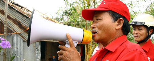 9 November 2013: Local Red Cross Chairman in Cam Le district, Da Nang city, calling for the community to protect their houses and evacuate to safer areas before 5 pm 9 November.