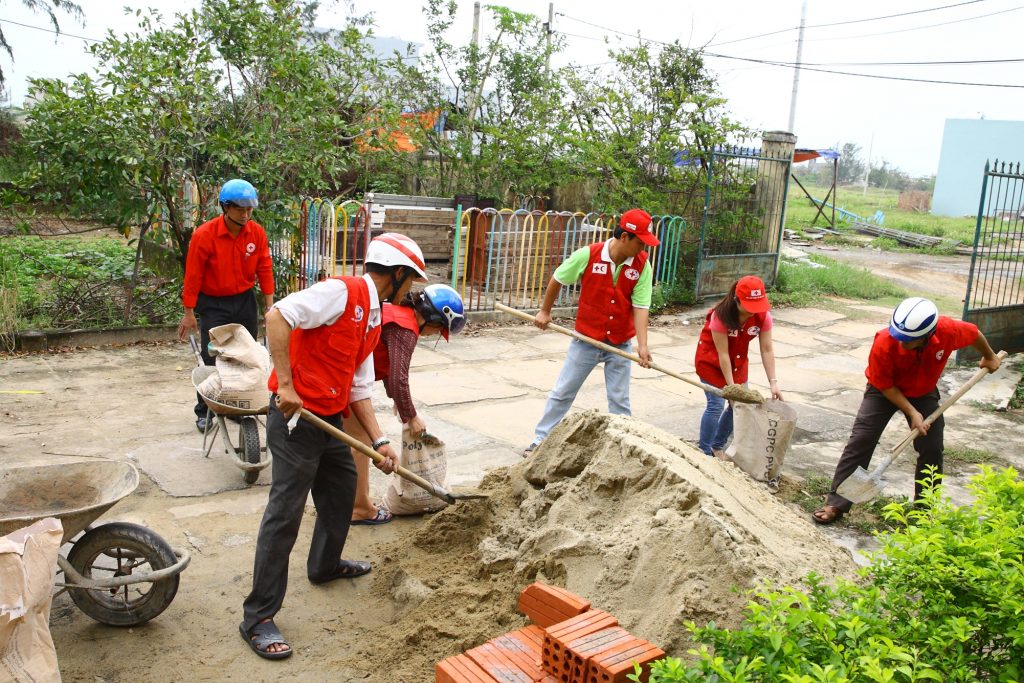 9 November 2013: Da Nang RC volunteers and staff preparing the sand to protect houses in Hoa Hai ward, Ngu Hanh Son district, Da Nang city. Photo: Tran Quang Tuan/VNRC