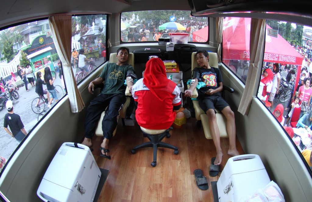SOLO, 11/3 - PMI mobile unit. Several volunteers donating blood in Palang Merah Indonesia (PMI) mobile unit at the launching of the unit in Solo, Central Java, Sunday (11/3). PMI mobile units will reach more isolated areas. Photo credit: ANTARA/Akbar Nugroho Gumay/ss/pd/12