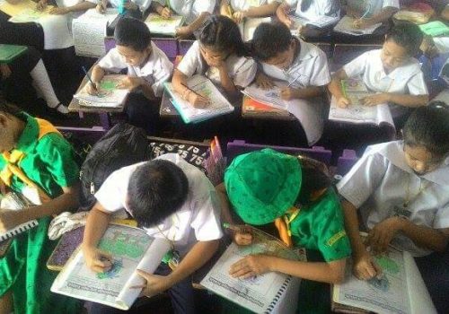 Building Urban Resilience (BUR) - Students from Pres. Corazon C. Aquino Elementary School, utilizing the PRC Workbooks in aide during their school Re-Echo Sessions. Photo by Philippine Red Cross
