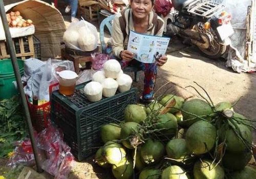 Building Urban Resilience (BUR) - Distribution of leaflets in local market of Quy Nhon city. Photo by VNRC