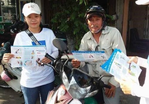 Building Urban Resilience (BUR) - Distribution of leaflets to motorbike taxi drivers in Quy Nhon city. Photo by VNRC