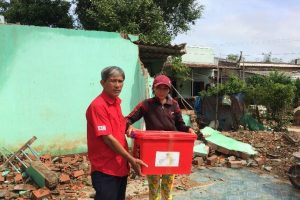 Binh Dinh Chapter distributed household kits to a family whose house was collapsed during the typhoon in Phuoc Thang, Tuy Phuoc, Binh Dinh.