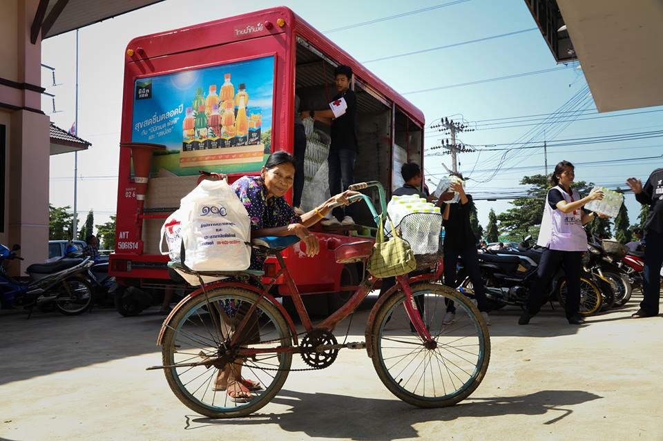 Thai Red Cross Society distributed relief kits in Anthong province : Photo by Thai Red Cross Society